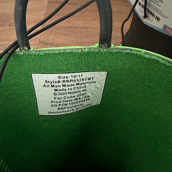 NEW Kid’s Minecraft Rain Boots Kids Size 10/11 NWT - Picture 6 of 10